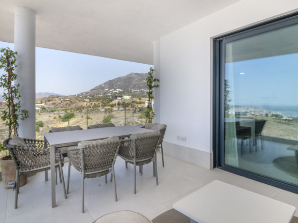 Lomas 2 – Fuengirola - covered terrace with dining set and panoramic sea and mountain views