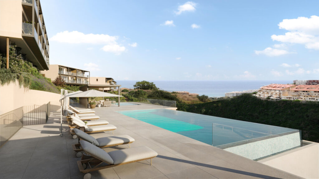Veridian I – Fuengirola - infinity pool terrace with sun loungers and panoramic sea views on the Costa del Sol